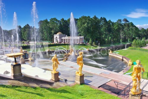 Grand cascade in Pertergof, Saint-Petersburg, Russia. - 901012912
