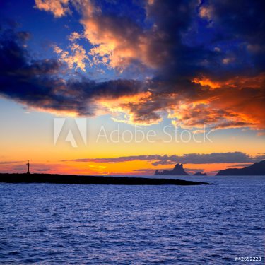 Ibiza island sunset with Es Vedra and Gastabi islet - 900452694