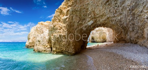 Kastelli Strand mit Steinbogen und türkisem Wasser in Kato Koufonisi, Griechenland