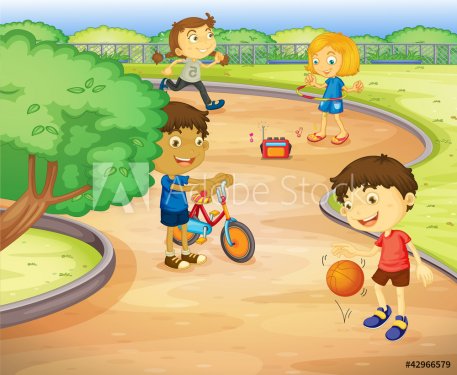 Kids playing in garden - 900460538