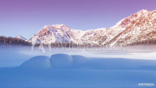 Lago ghiacciato al crepuscolo