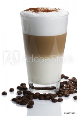 latte macchiato mit schokopulver und kaffeebohnen