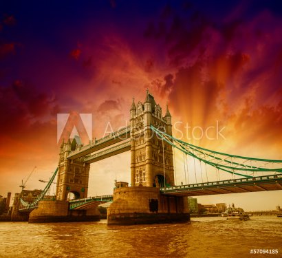 London. Side view of Tower Bridge in all its magnificence - 901140515