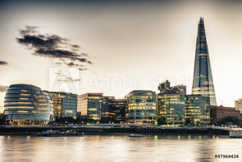 London Skyline at Dusk with City Hall and Modern Buildings, Rive - 901139064