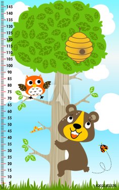 meter wall with big tree and funny animals, vector cartoon illustration - 901151703