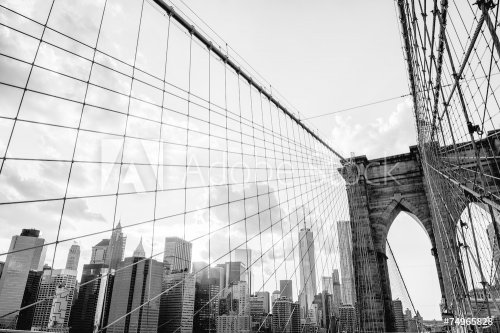 New York City, Brooklyn Bridge skyline black and white - 901152864