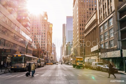 NEW YORK CITY - Januar 3: Taxi cars street, a busy tourist intersection of co... - 901153960
