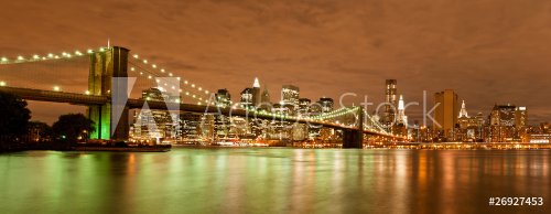 Panorama of Manhattan and Brooklyn Bridge by night - 900261647