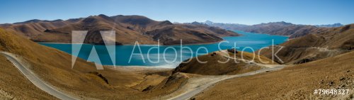Panorama of Yamdrok Lake in Tibet - 901144628