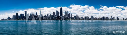 Panoramic View of Chicago Skyline on Bright Sunny Day - 900451826