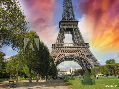 Paris, La Tour Eiffel. Summer sunset above city famous Tower - 901139058