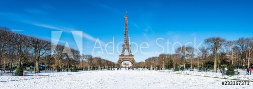 Paris Panorama im Winter mit Eiffelturm - 901153976