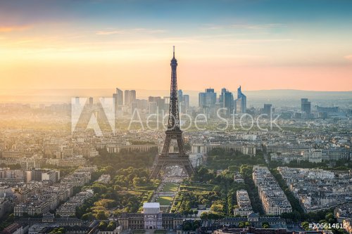 Paris Skyline mit Eiffelturm und La Defense bei Sonnenuntergang - 901153979