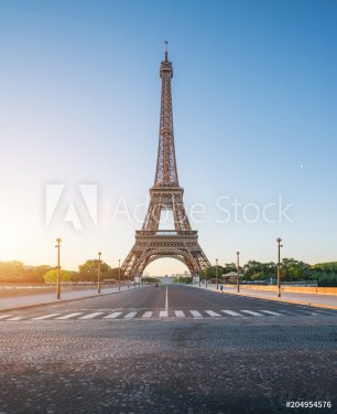 Paris street with view on the famous paris eiffel tower on a sunny day with s... - 901153973