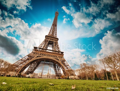 Paris. Wonderful wide angle view of Eiffel Tower from street lev - 901139060