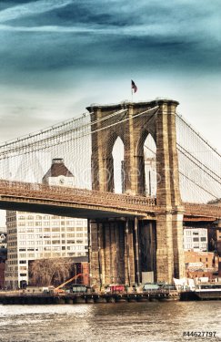 Portrait view of Brooklyn Bridge Tower and flag in New York City - 900659173