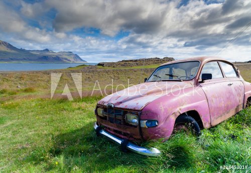 Rottame di auto e paesaggio islandese