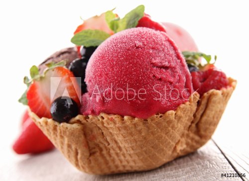 scop of ice cream and berries - 900397923