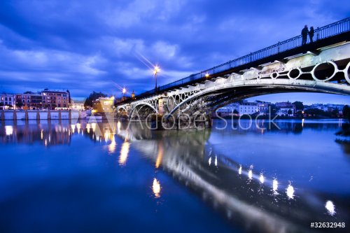 Sevillie, romantic panorama of the bridge and the riverside - 900204724