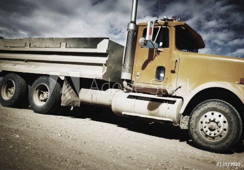 Side view of dump truck - 900029293