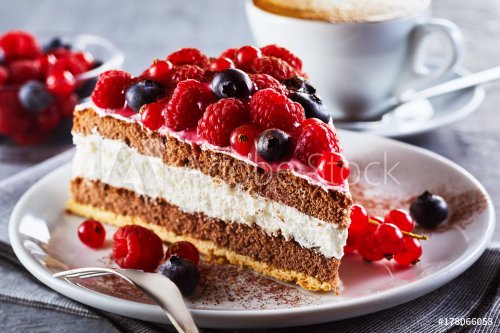 Slice of gourmet fresh berry cake - 901152565