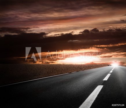 strada vuota al tramonto
