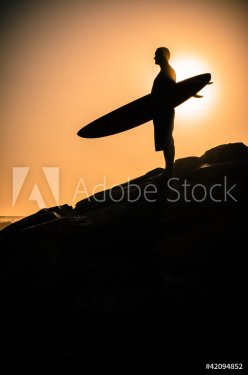Surfer watching the waves - 900447144