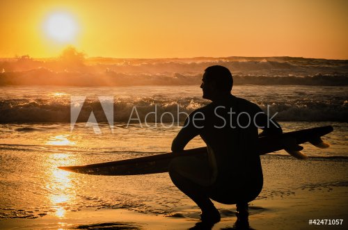 Surfer watching the waves - 900454194