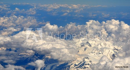 survol aérien de la suisse alpine