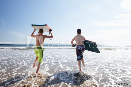 Teenagers surfing - 900455770
