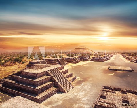 Teotihuacan, Mexico, Pyramid of the sun and the avenue of the De