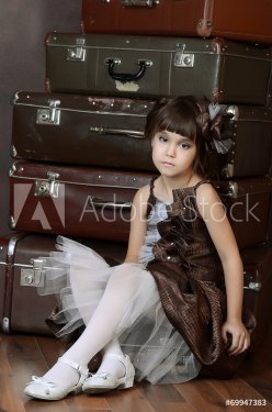 The little girl with old suitcases - 901144100