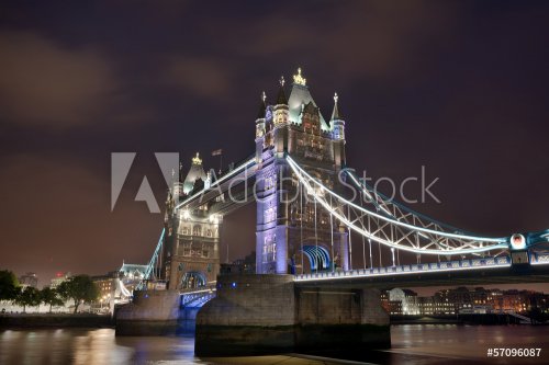 Tower Bridge - London by night - 901149738