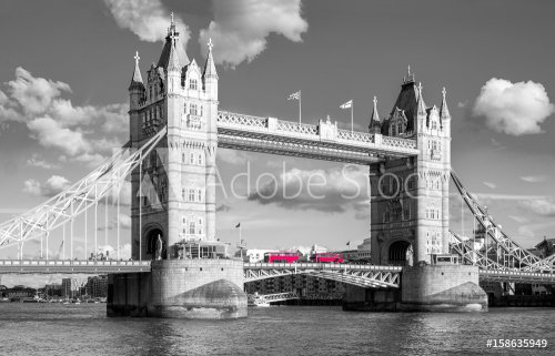 tower bridge with traditional red bus in black and white colors in london - 901152770
