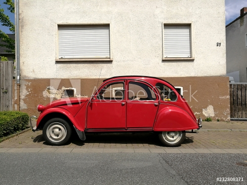 Viertüriger französischer Kleinwagen Klassiker mit Rolldach beim Oldtimertreffen in Wettenberg Krofdorf-Gleiberg im Sommer bei Sonnenschein bei Gießen in Mittelhessen