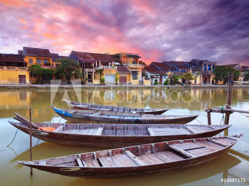View on the old town of Hoi An from the river. - 900086786