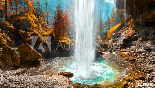 Wasserfall im Herbst in Slowenien - 901154692
