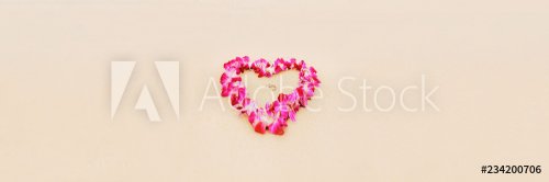 Wedding ceremony on beach background banner. Closeup of wedding bands in hear... - 901152302