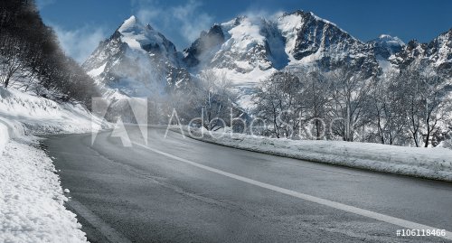 Winterliche Straße durch die Schweizer Alpen - 901153966