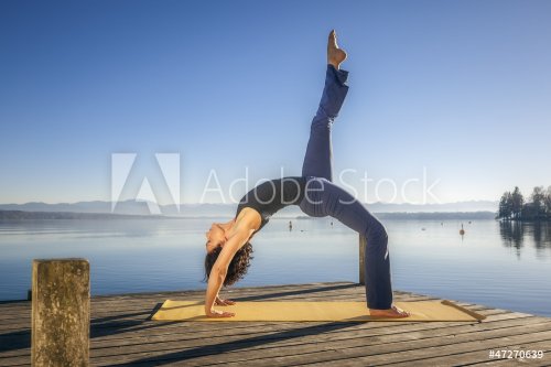yoga woman - 901033079