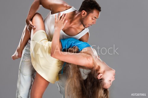 Young couple dances Caribbean Salsa - 900310179