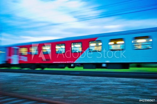 Zug in der Nacht. Nachtzug der ÖBB - 900458261
