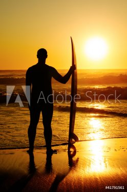 A surfer watching the waves - 900439620