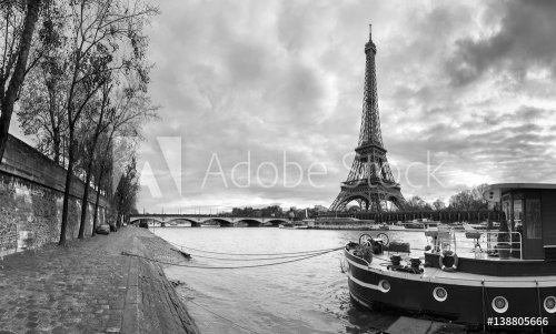 Beautiful panoramic view of the Eiffel Tower and Jena bridge from the river S... - 901154035