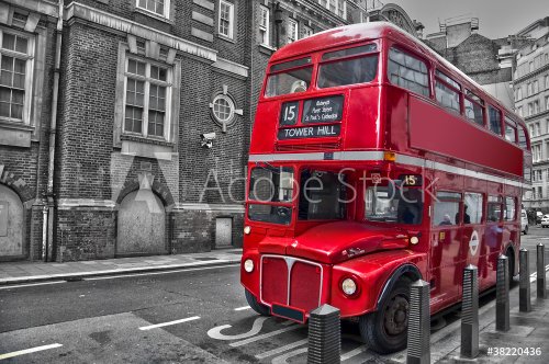 Bus rouge typique - Londres (UK) - 900459378
