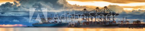 Container Cargo freight ship with working crane loading bridge i - 901152653