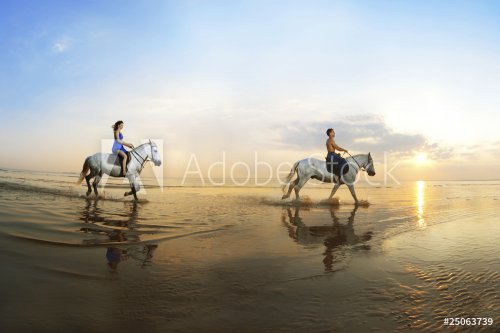 Couple in love, which is galloping on a horse of the sea at suns - 900115608