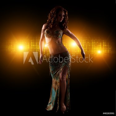 orientalische Tänzerin vor Lichterhintergrund - 900511401