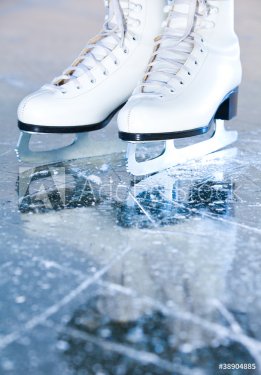 Portrait version, woman ice skates with reflection - 900265921
