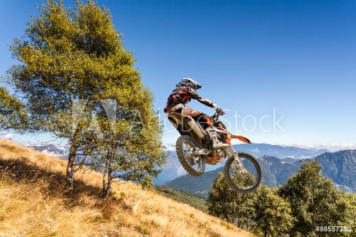 salto con moto da cross in alta montagna - 901145496